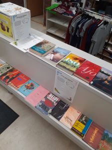 Rautavaara lukuhaaste, kirjoja pöydällä.