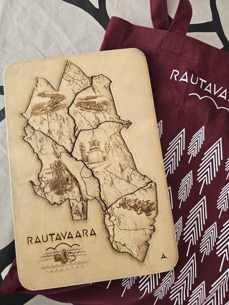 Kuvassa Rautavaaran kartan muotoinen puinen palapeli.