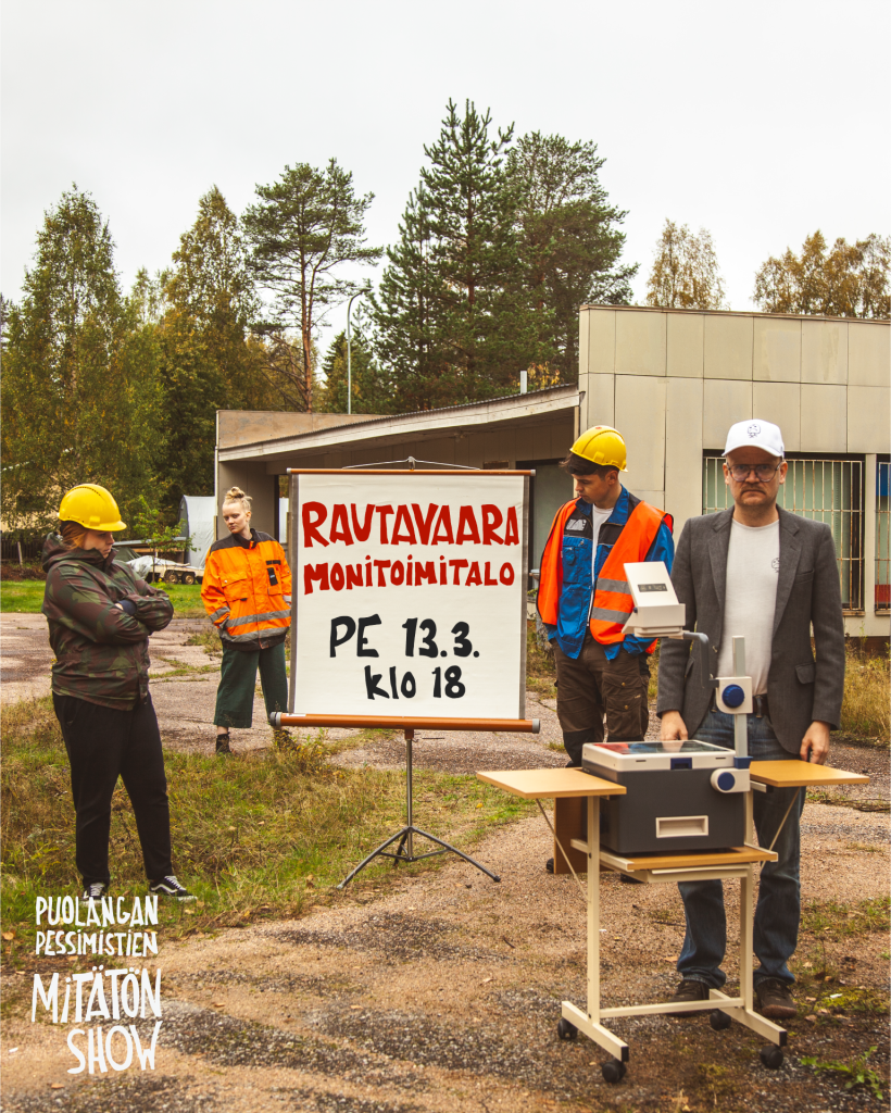 Kuvassa on Puolangan pessimistit -ryhmä. Ryhmän vieressä on kyltti, jossa lukee Rautavaaran monitoimitalo pe 13.3. klo 18.