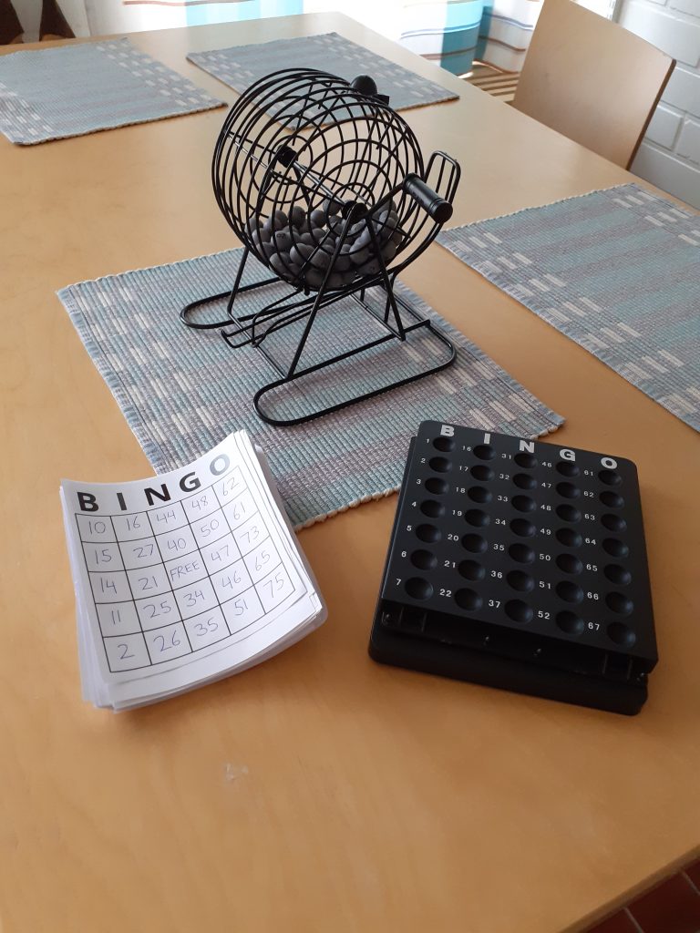 Kuvassa näkyy bingovälineitä.