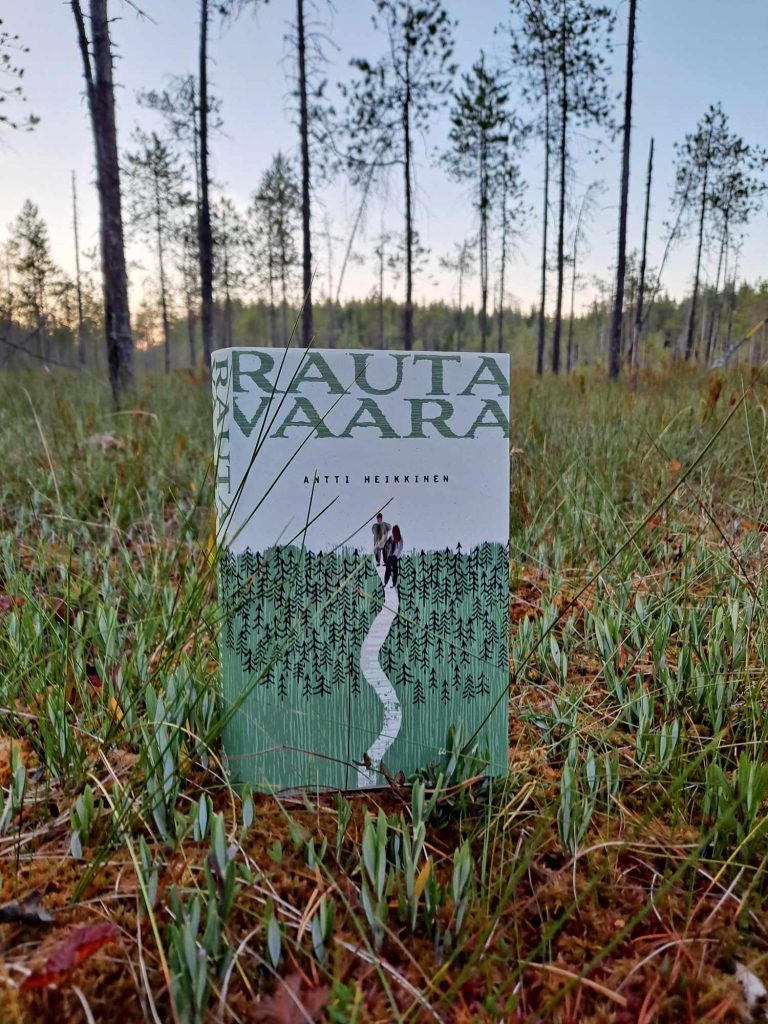 Kuvassa Antti Heikkisen Rautavaara-romaani suomaisemaa vasten.