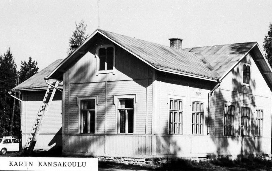 Mustavalkoinen kuva, jossa näkyy entinen Ala-Luostan koulu. Kuvan vasemmassa alalaidassa lukee Karin kansakoulu.