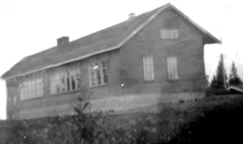 Kuvassa Hiirijärven koulu.