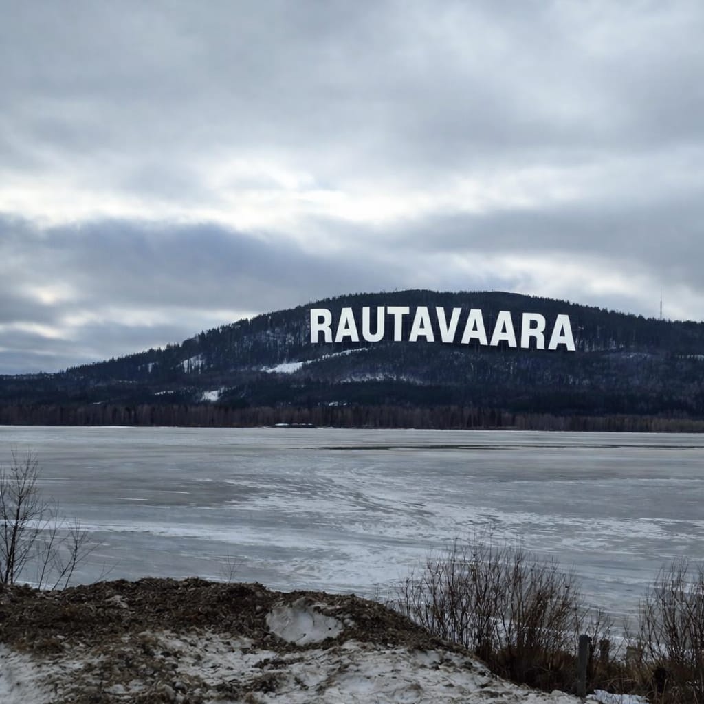Havainnekuva, jossa vaaran varrelle on pystytetty valtava kyltti, jossa lukee Rautavaara.
