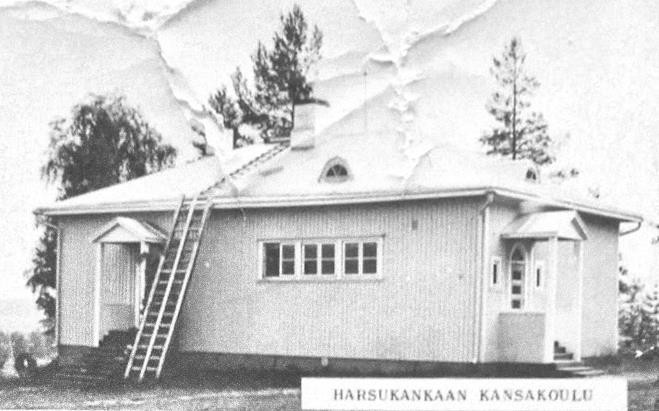 Mustavalkoisessa kuvassa Kangaslahden uusi koulu vuonna 1967.