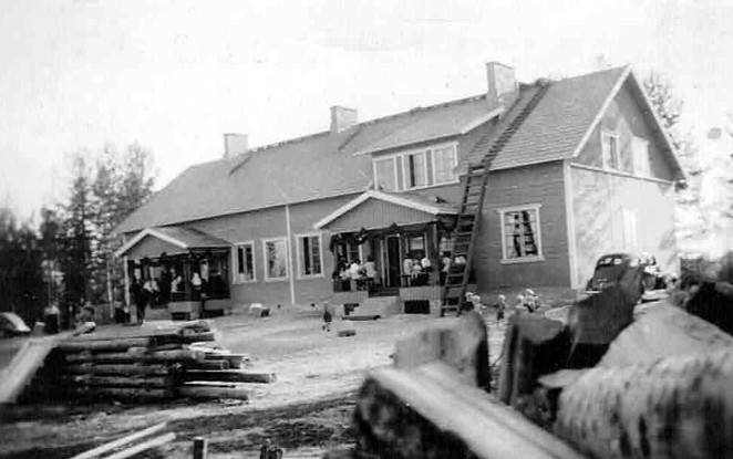 Kuvassa Katajamäen koulu. Kuvassa näkyy ihmisiä koulun ulkoterassilla. Menossa on Katajamäen koulun vihkiäiset vuonna 1951.