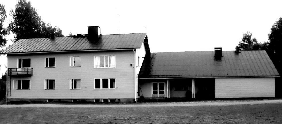Mustavalkoisessa kuvassa Korpimäen kaksikerroksinen koulurakennus.