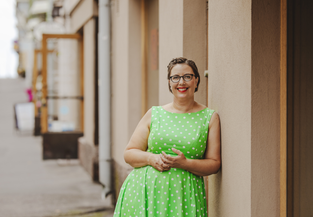 Kuvassa kirjailija Maija Kajanto.