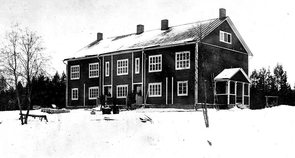 Talvinen kuva, jossa näkyy Siikajärven koulu.