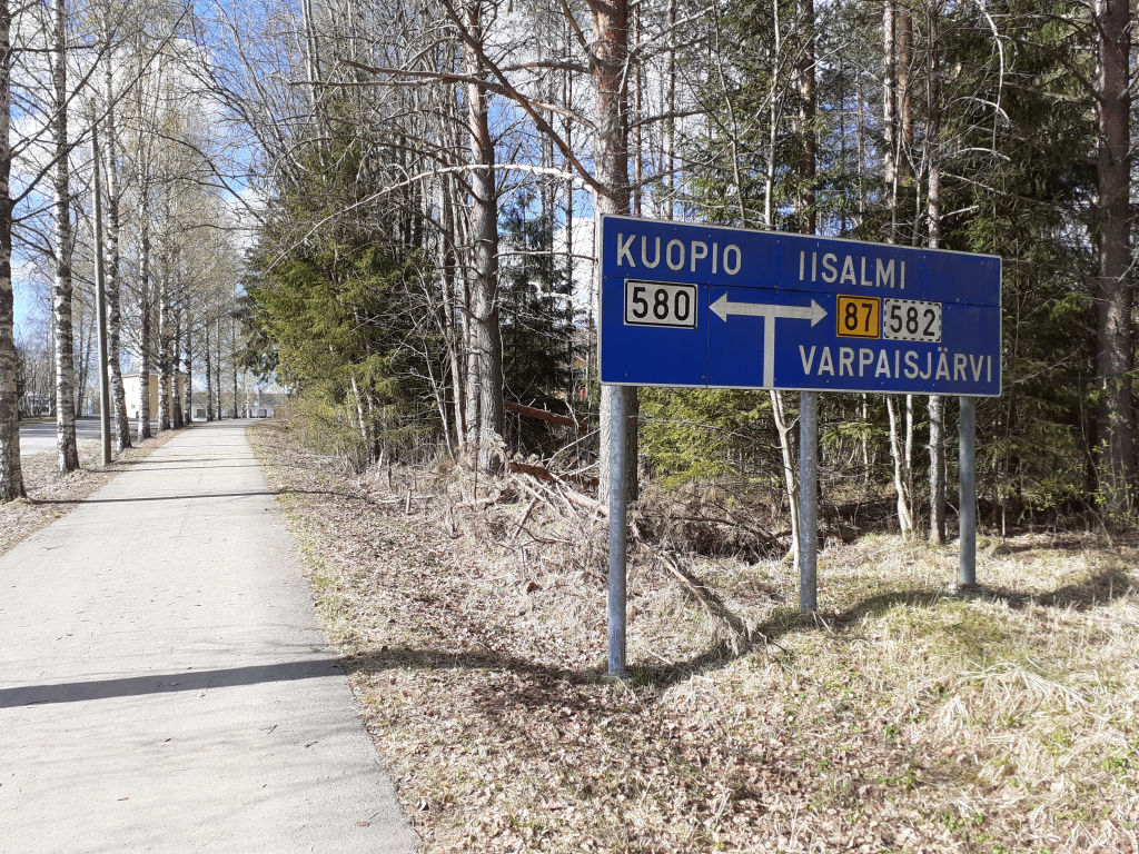 Kuvassa yksi suunnistuksen kuvista, liikennemerkki lähellä keskustaa.