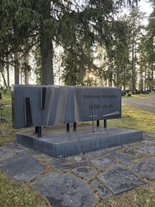 Kuvassa muistomerkki Juoksuhaudat.