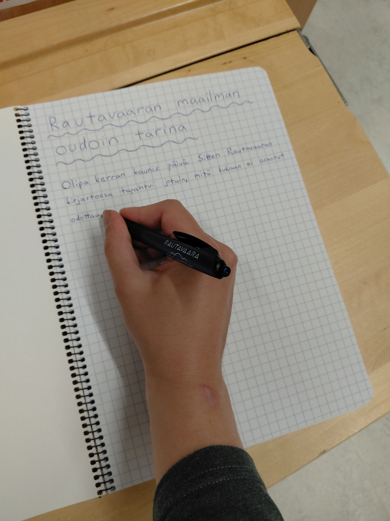 Kuvassa kirjoitetaan tarinan alkua.
