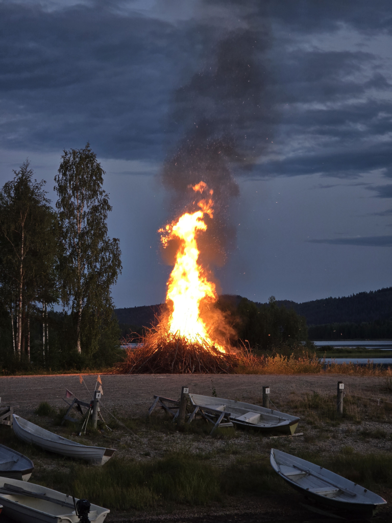 Kuvituskuva, jossa palava kokko pimenevässä illassa.