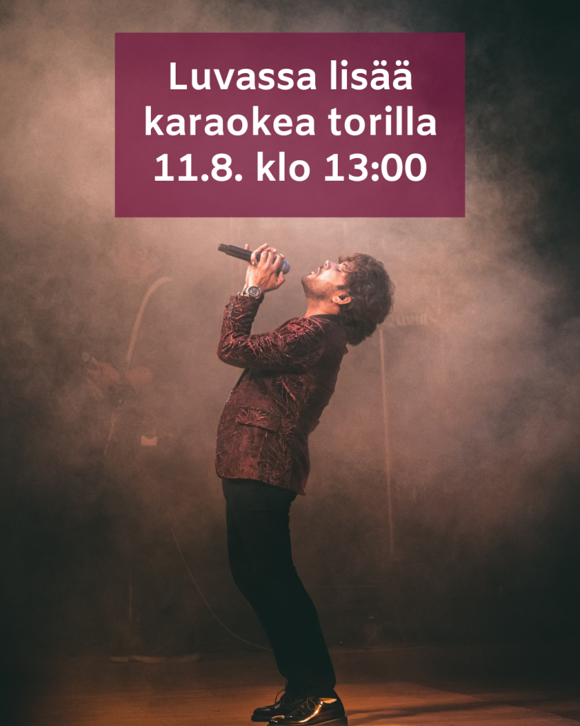 Kuvassa lukee kunnan brändiväreillä "Luvassa lisää karaokea torilla 11.8. klo 13:00". Taustakuvassa mies laulaa karaokea.