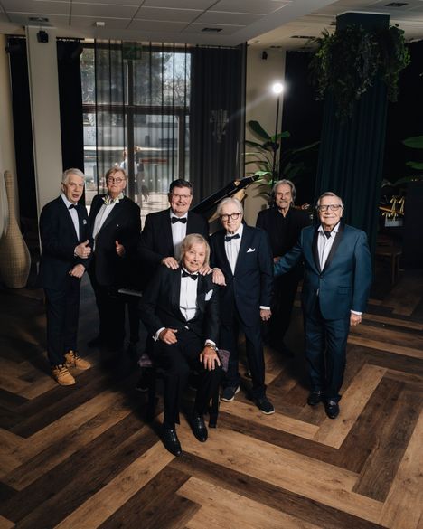 Herrasmiehet lavalla -konsertin esiintyjät yhteiskuvassa.