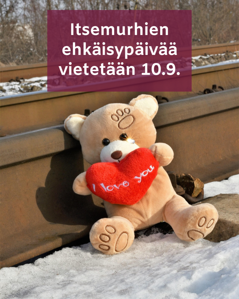 Taustakuvassa pehmonallekarhu junaraiteiden vieressä. Brändiväreillä teksti "Itsemurhien ehkäisypäivää vietetään 10.9."