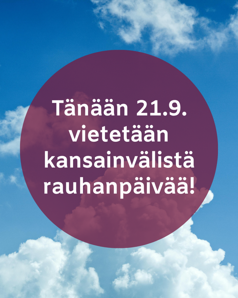 Taustakuvana pilvinen taivasmaisema. Keskellä kunnan brändiväreillä kuvateksti "Tänään 21.9. vietetään kansainvälistä rauhanpäivää!".