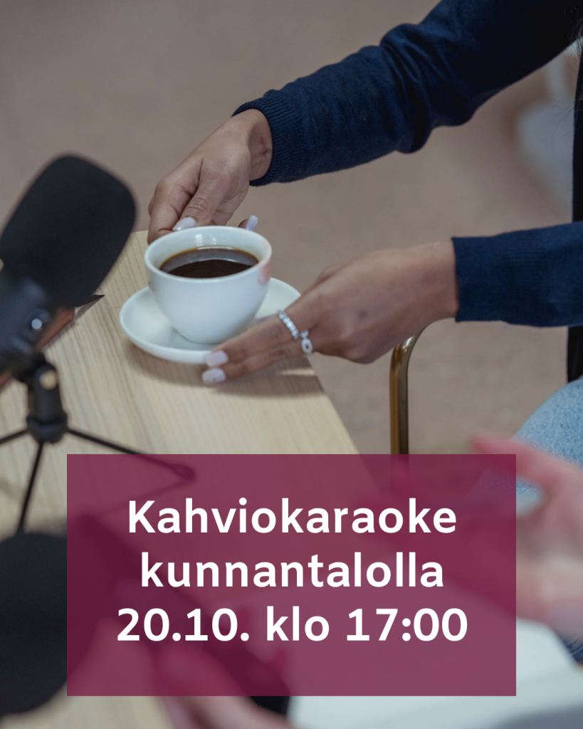 Kuvassa mikrofoni ja kahvikuppi pöydän reunalla. Kunnan brändiväreillä teksti "Kahviokaraoke kunnantalolla 20.10. klo 17:00".